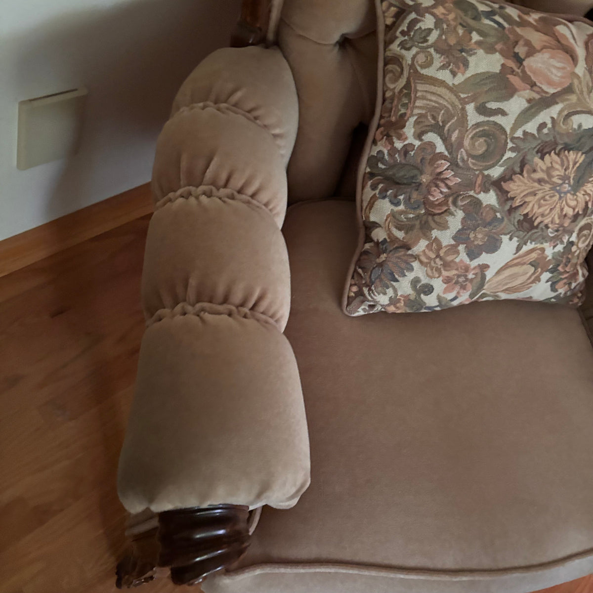 F413 Vintage arm chair with solid wood frame and pink velvety fabric