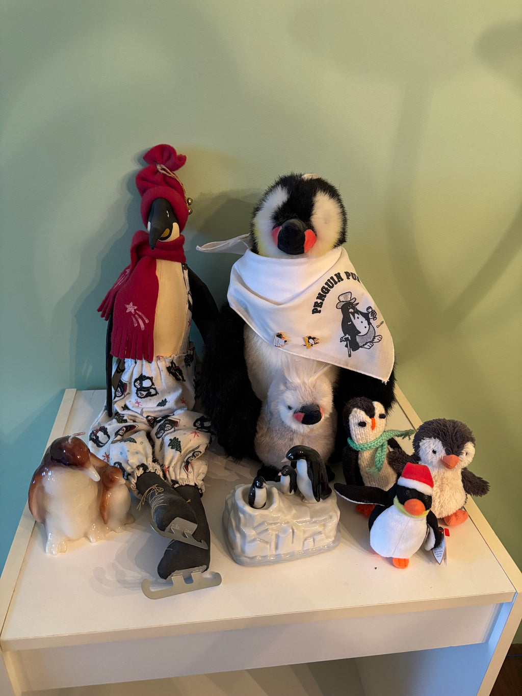 W807 Penguin Grouping (Gund and more)