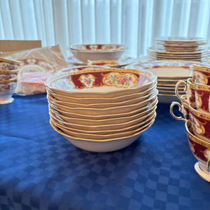 127 PIECE ROYAL ALBERT LADY HAMILTON CHINA GROUPING (IN EXCELLENT CONDITION) - P105