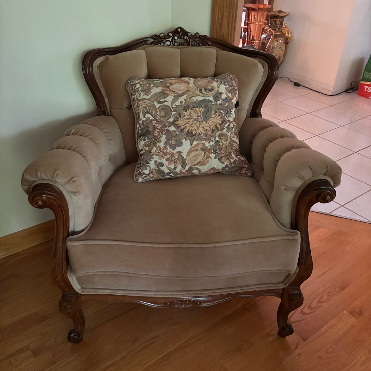 F413 Vintage arm chair with solid wood frame and pink velvety fabric