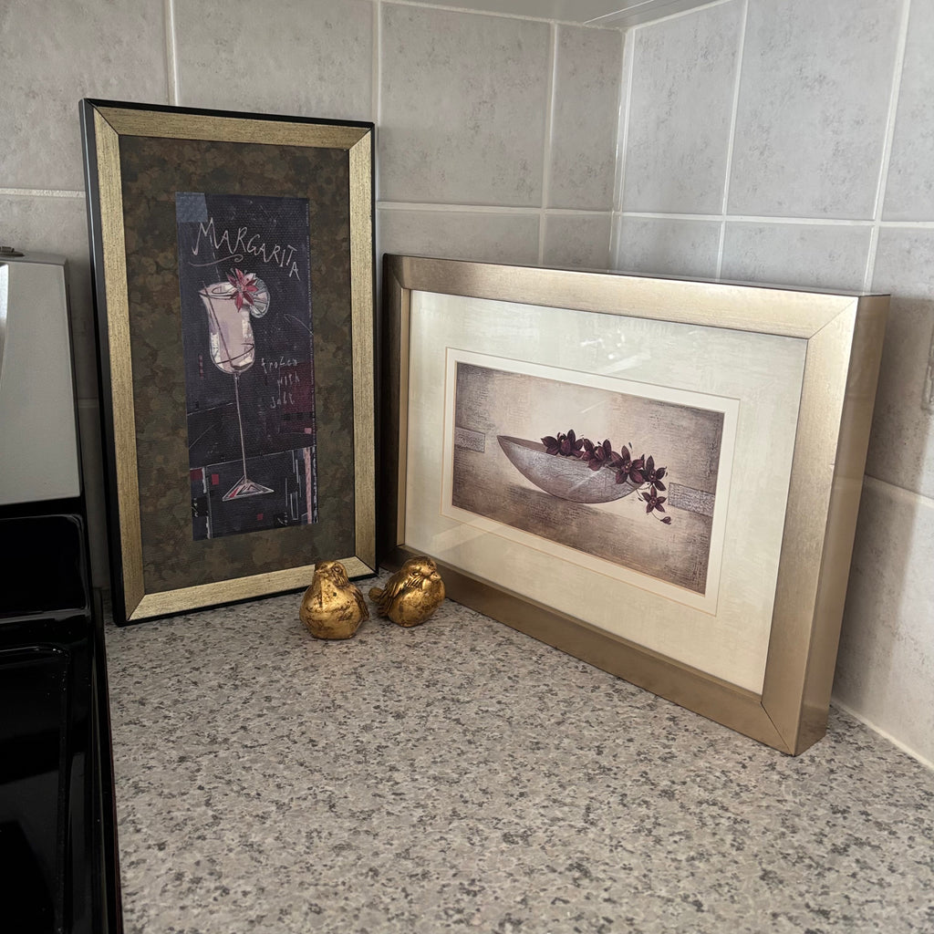 E878 Art and decor grouping (Plastic Gold birds)