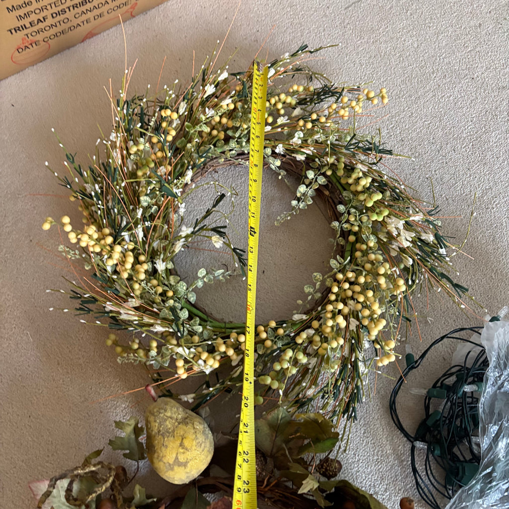 Y164 2 Wreaths and string lights