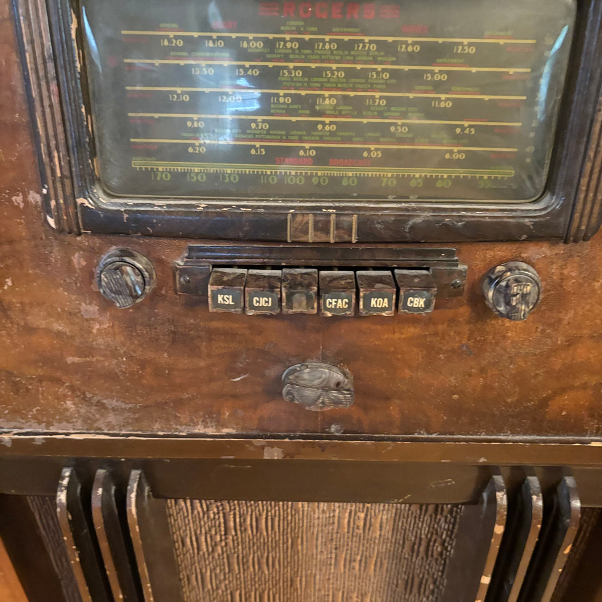 E116 As is antique tube radio (not working)