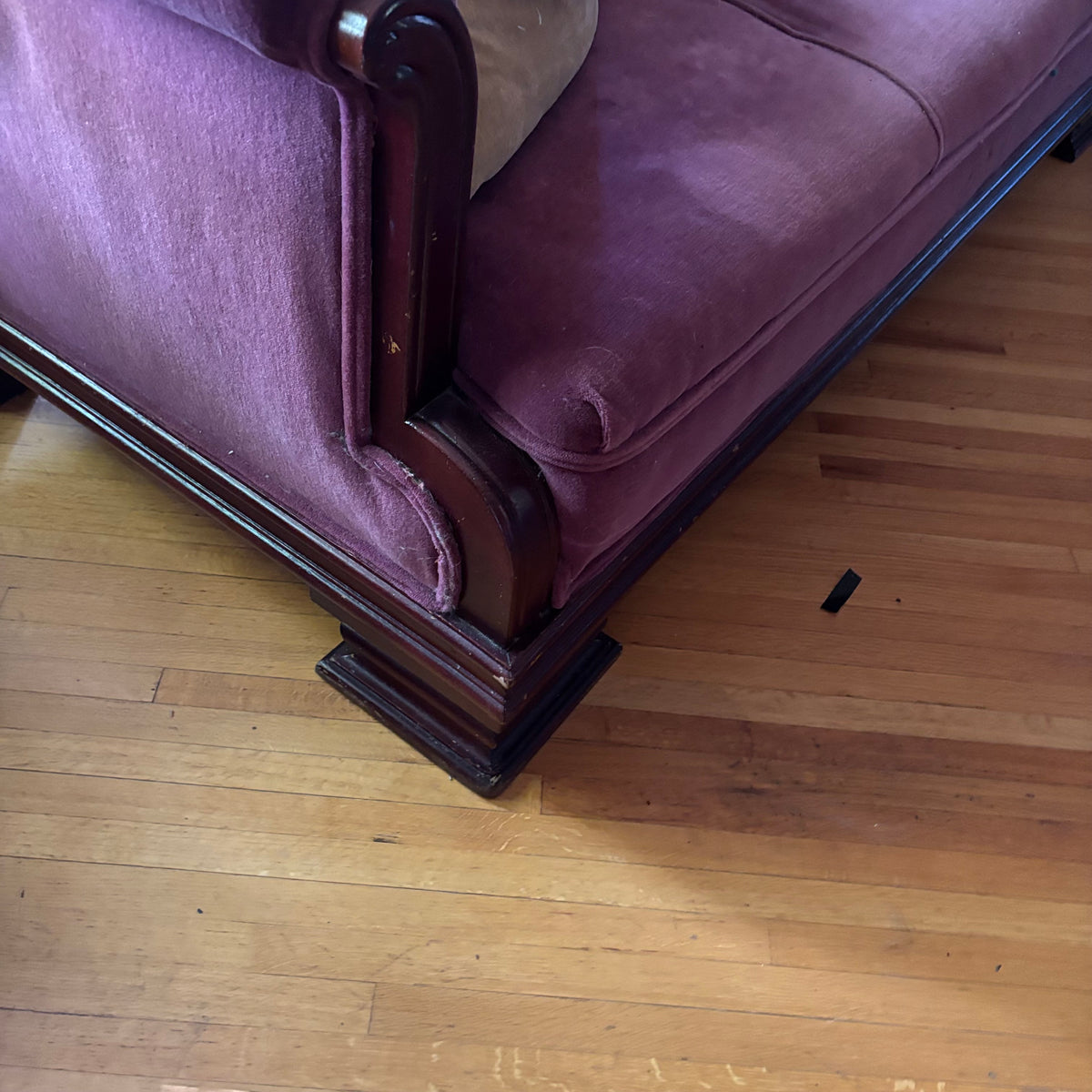 E163 Antique sofa with solid wood frame and pink velvet fabric (requires cleaning)