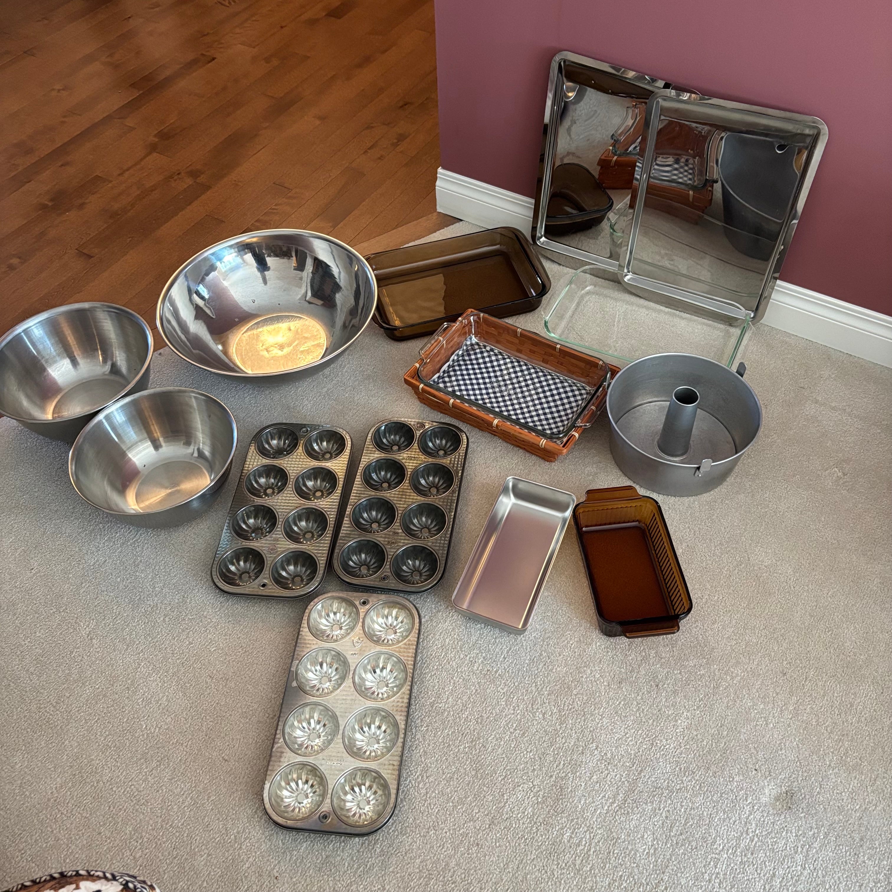 E885 Kitchen grouping (Glass bakeware and more)