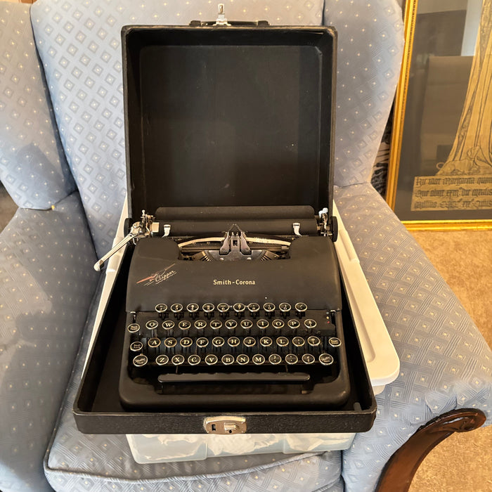 ANTIQUE SMITH CORONA PORTABLE TYPEWRITER - P143
