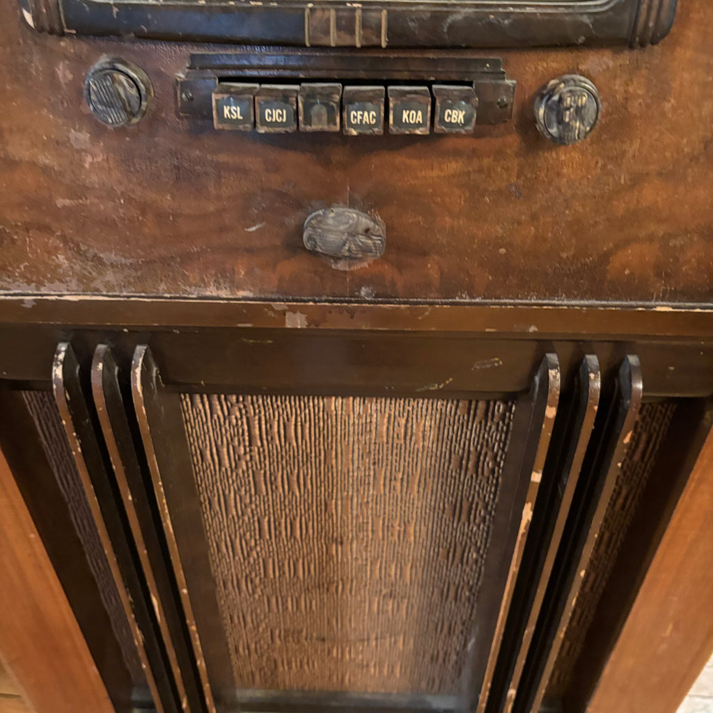 E116 As is antique tube radio (not working)