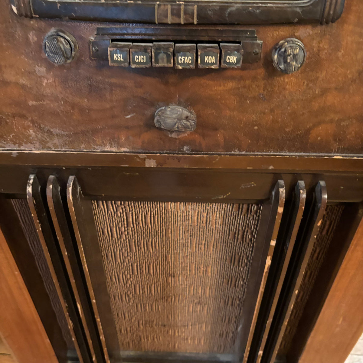 E116 As is antique tube radio (not working)
