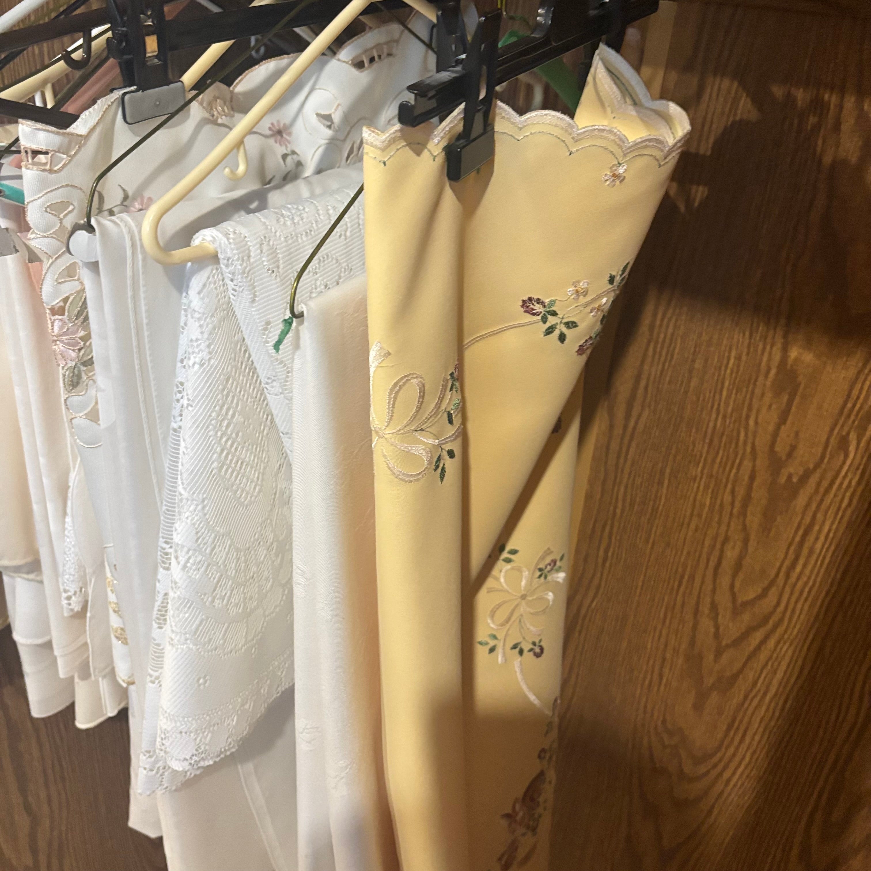 E870 Table linens grouping