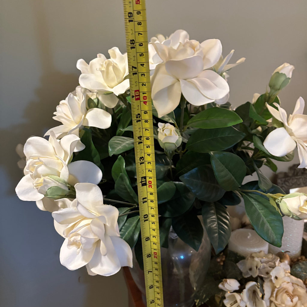 E863 Home decor grouping (faux roses and more)
