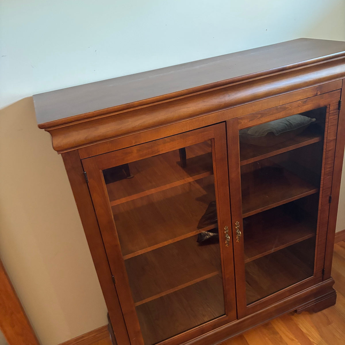R167 SOLID WOOOD DISPLAY CABIENT WITH WOODEN SHELVES (62" X 53" X 17")