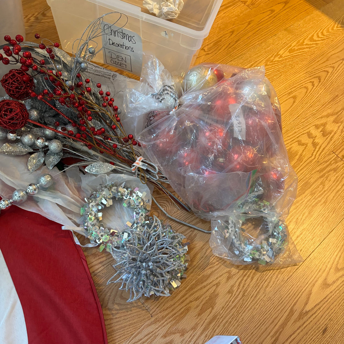 Y165 Christmas grouping (tree skirt and more)