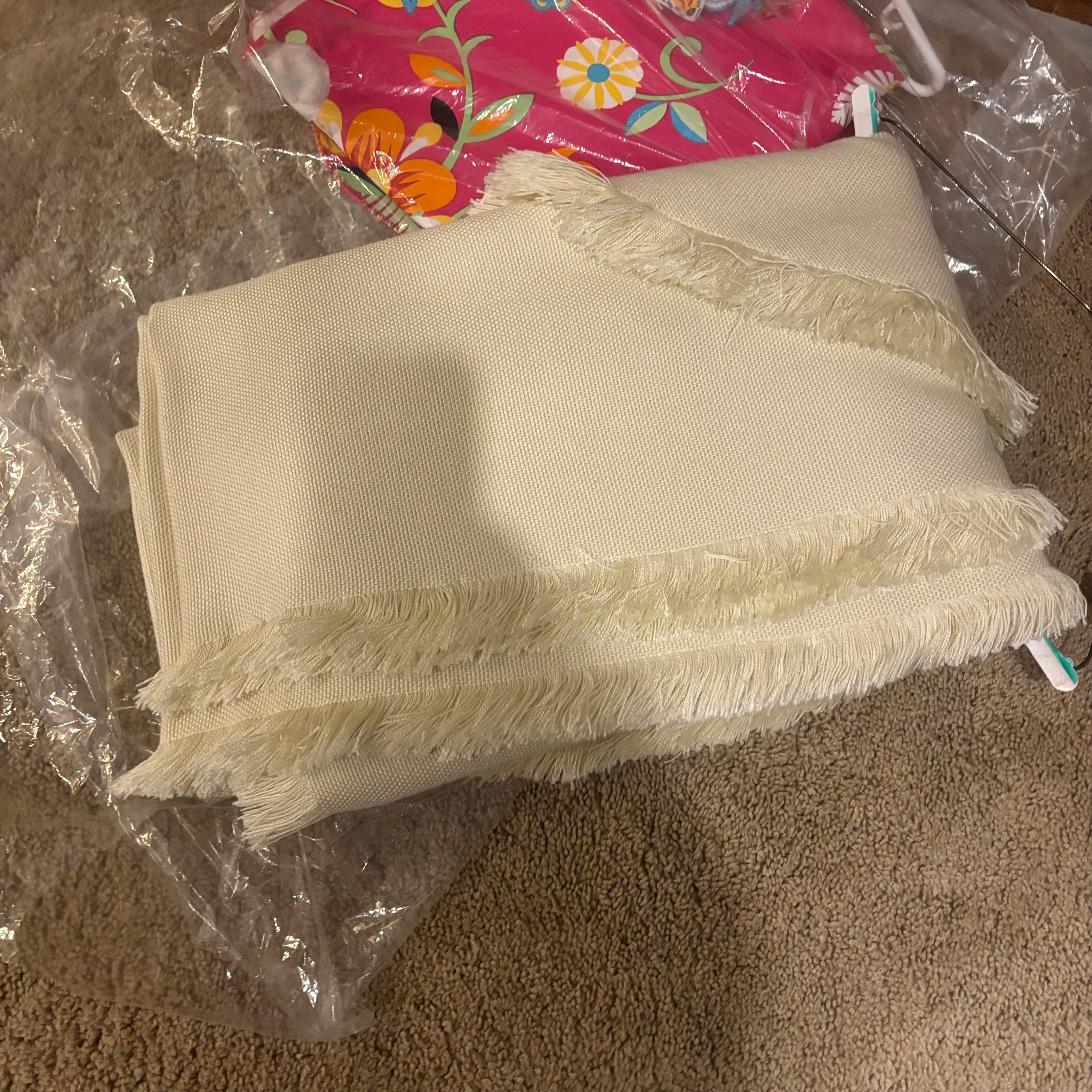 E870 Table linens grouping