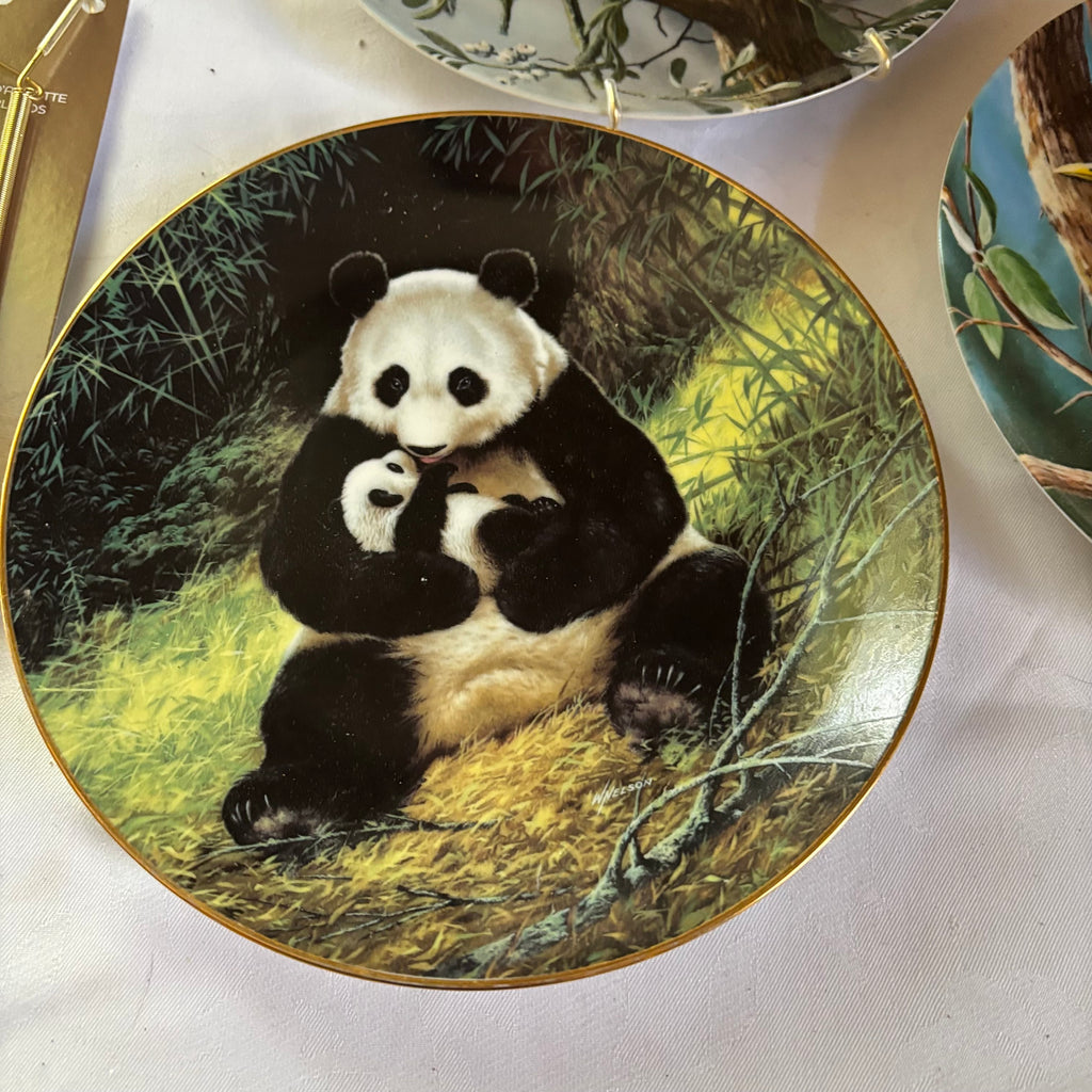 E150 3 Vintage collector plates