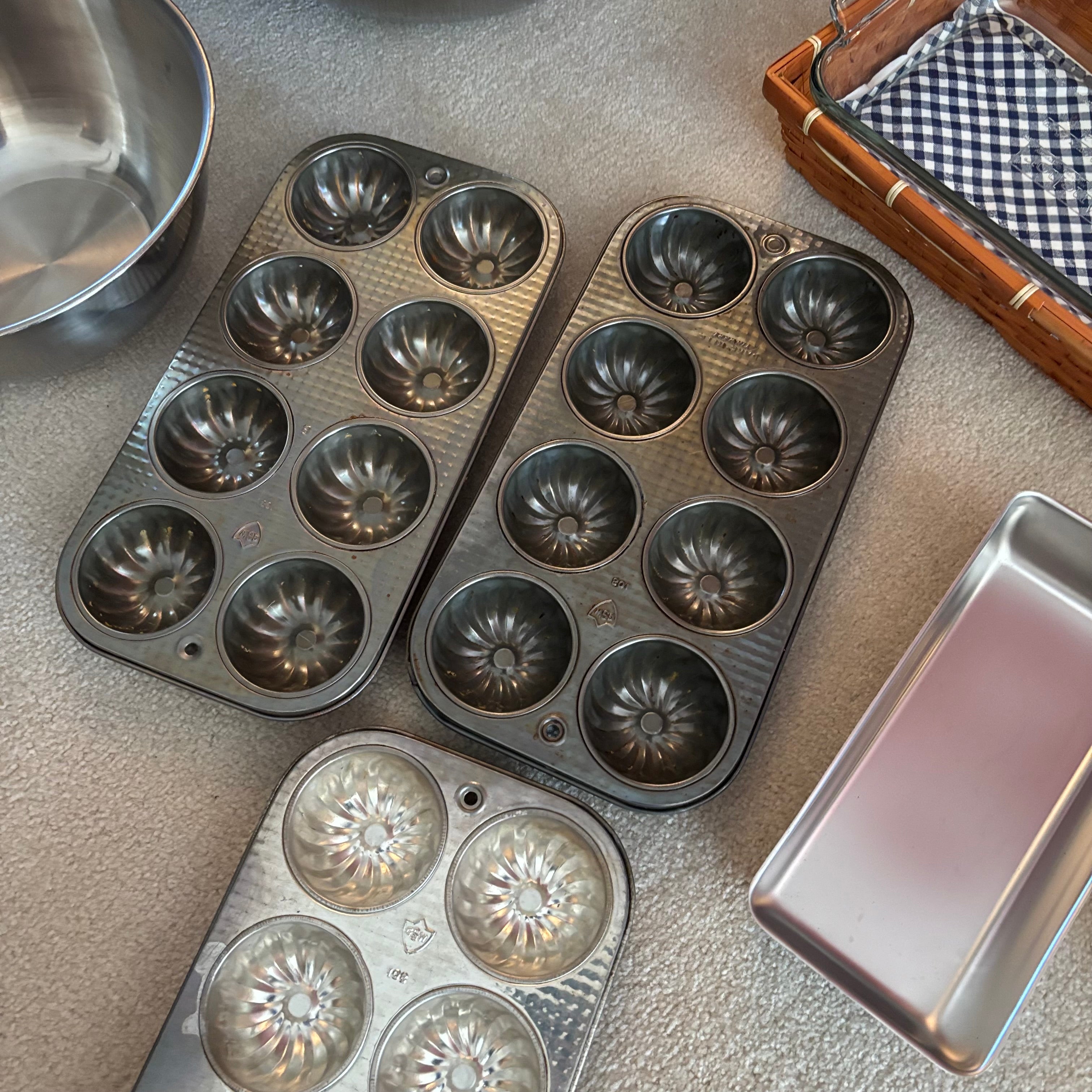 E885 Kitchen grouping (Glass bakeware and more)