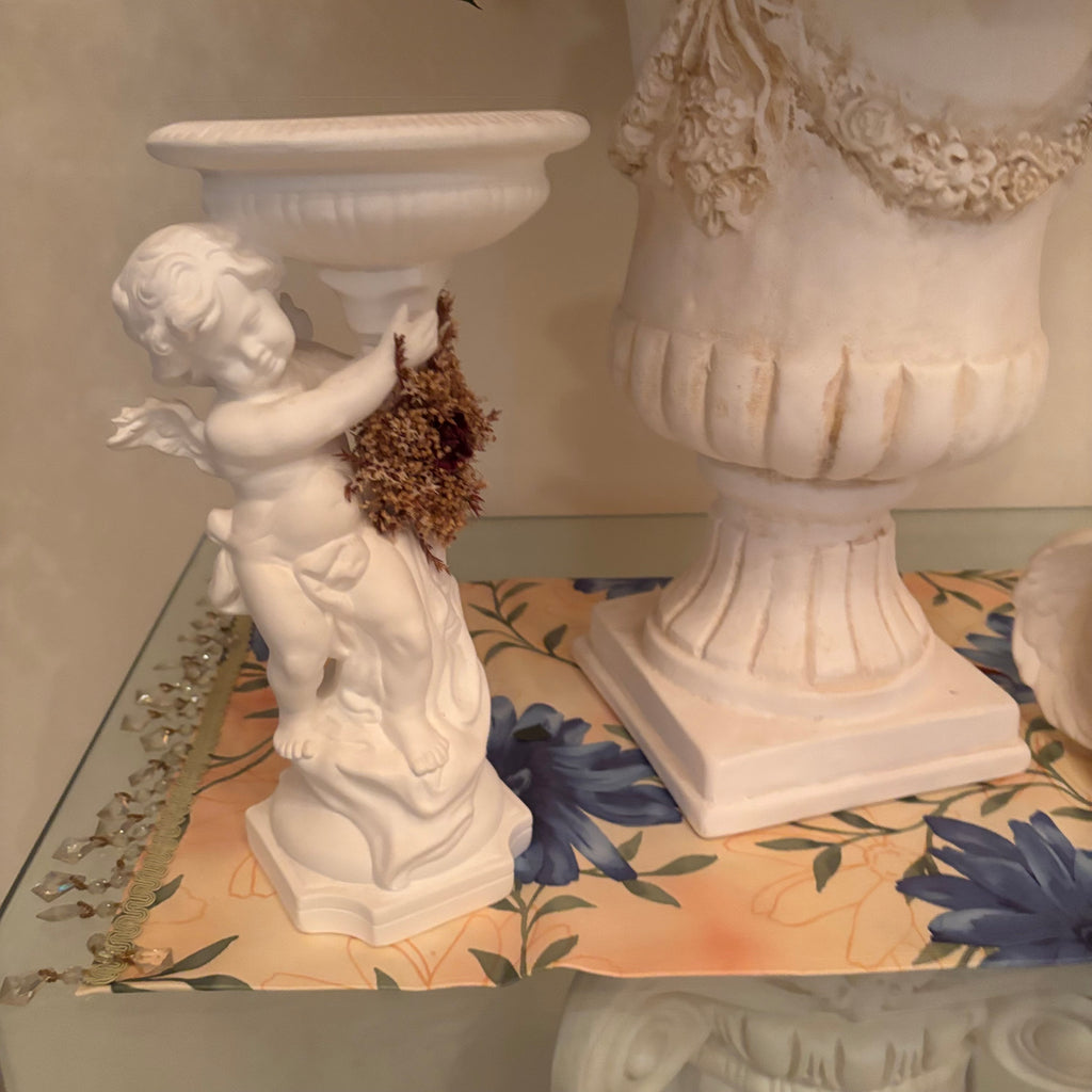 F202 Floral arrangement in Chalkware urn with 2 cherub statue