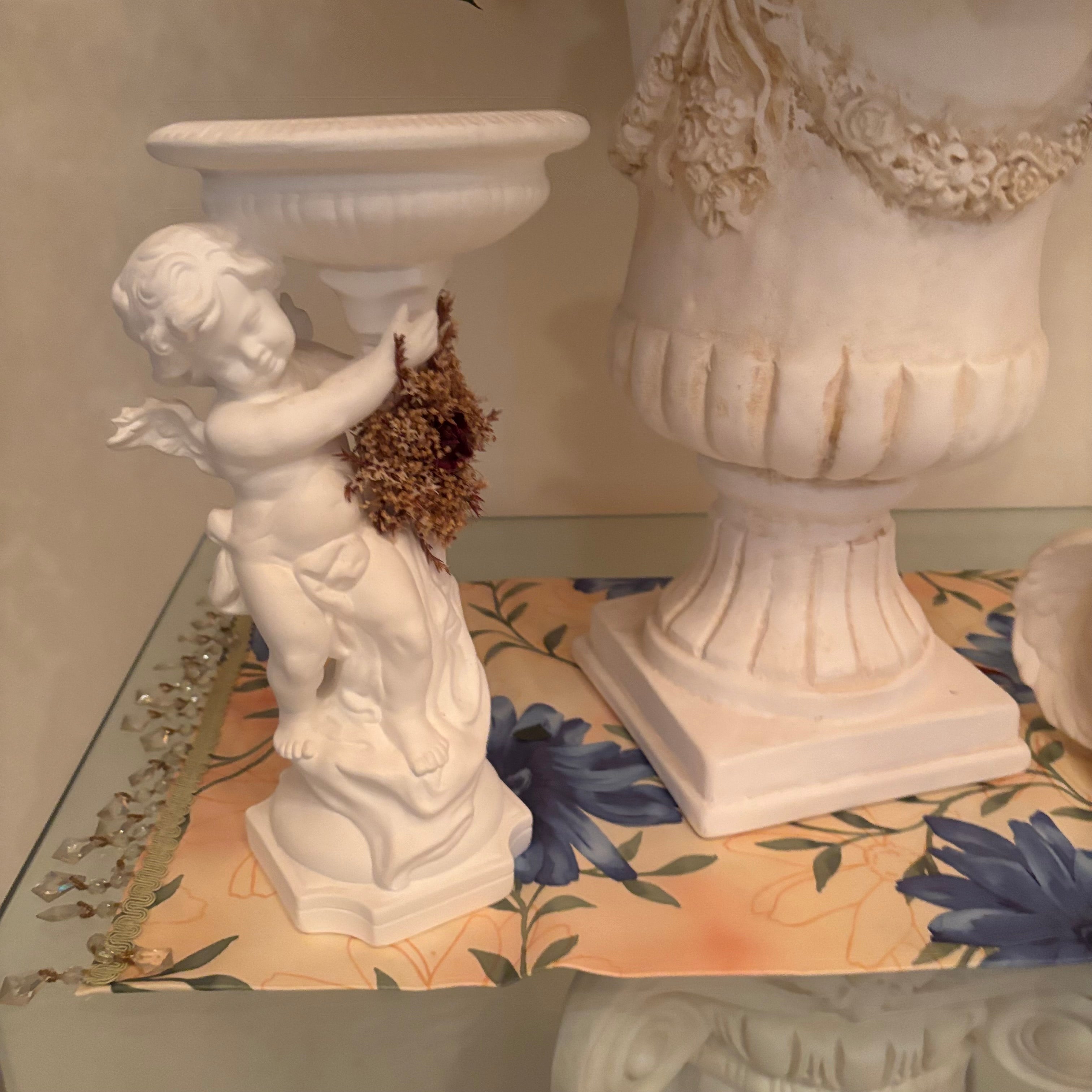 F202 Floral arrangement in Chalkware urn with 2 cherub statue