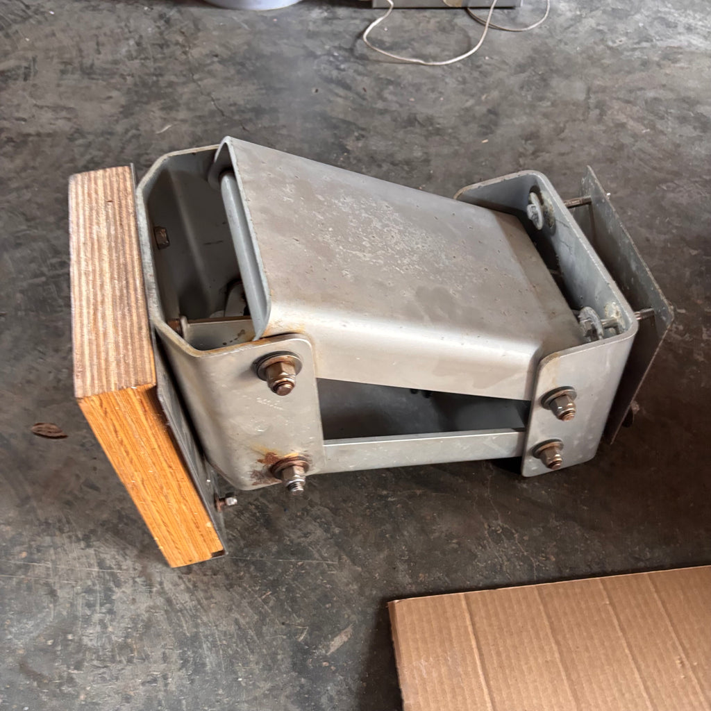 F423 Outboard motor bracket