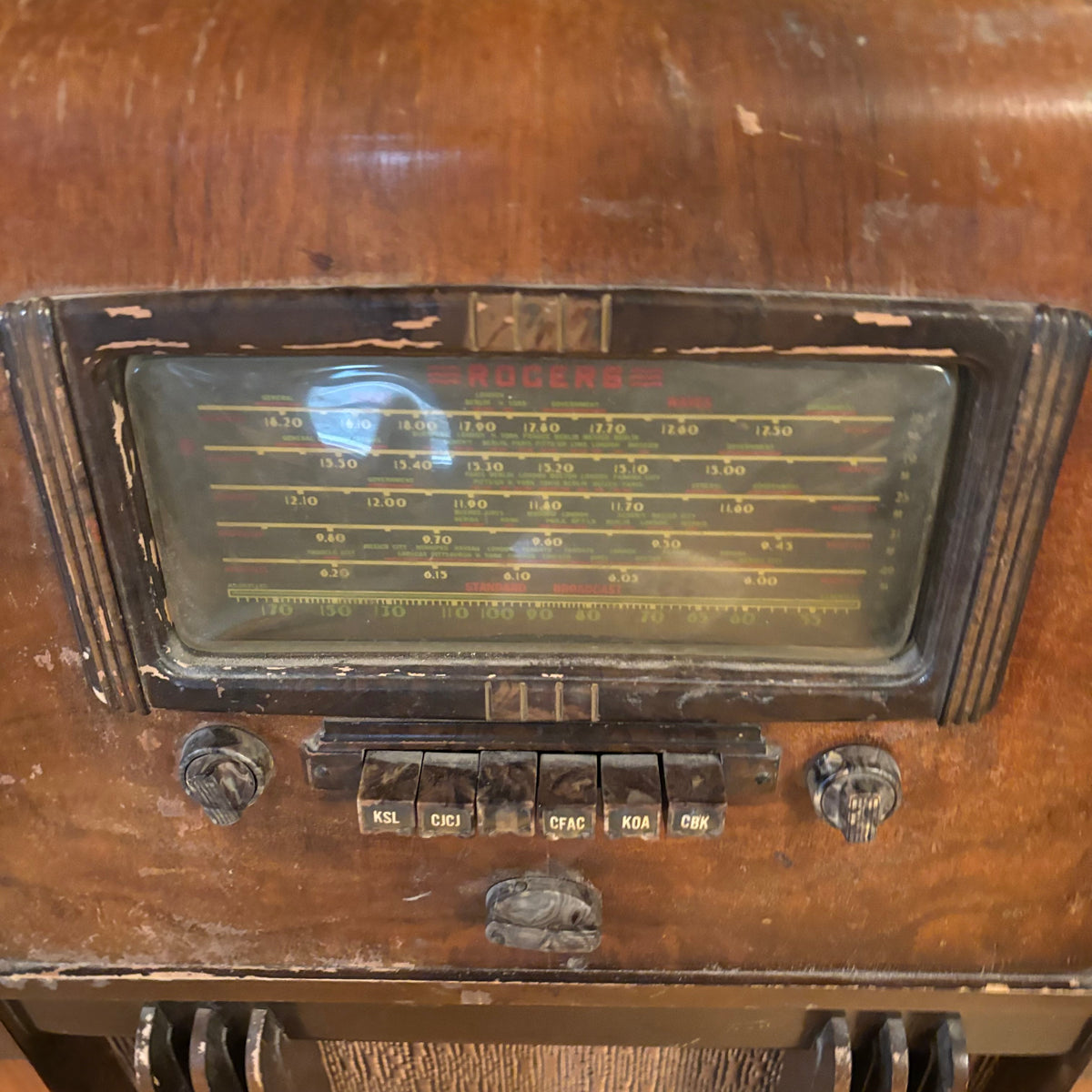 E116 As is antique tube radio (not working)