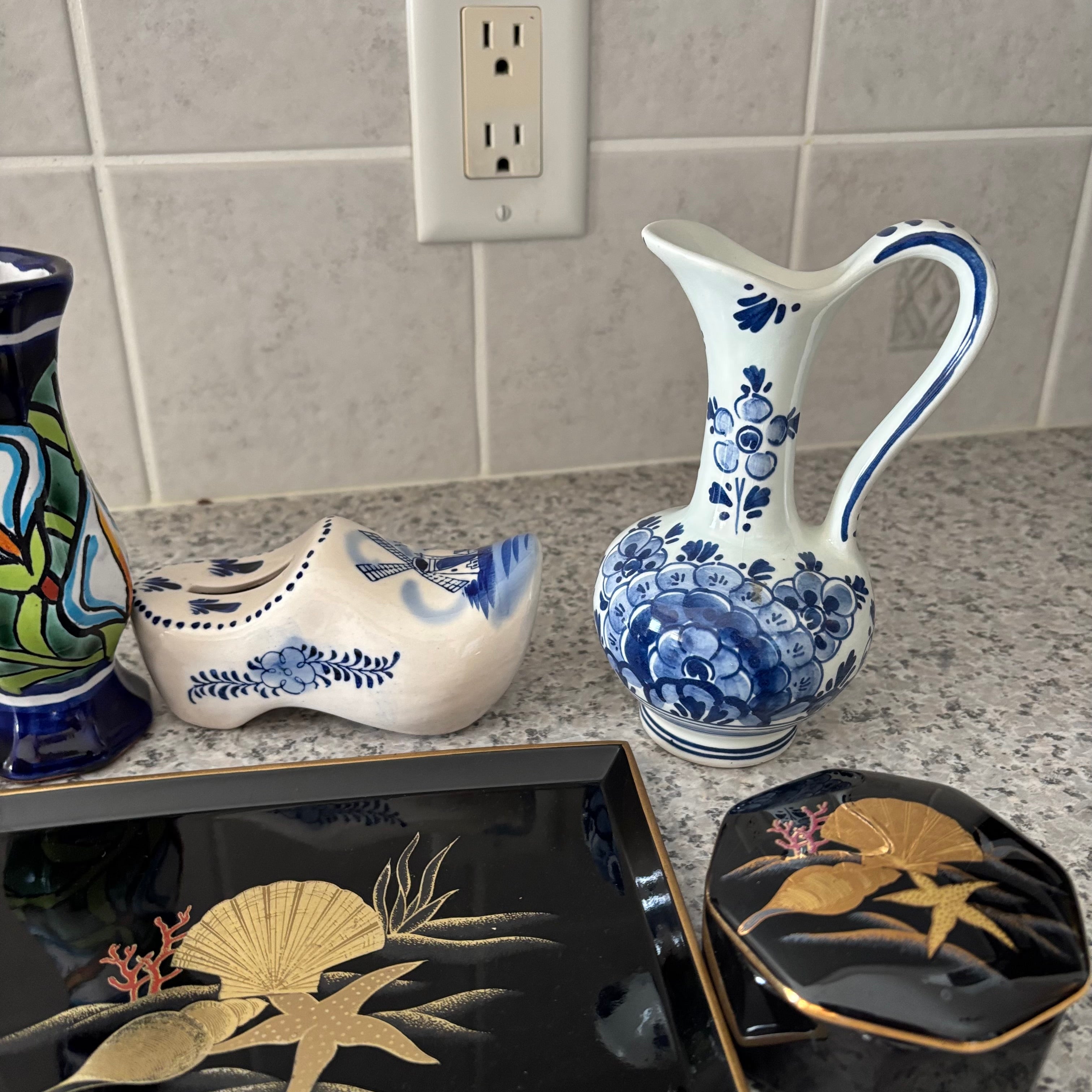 E903 Variety of collectibles