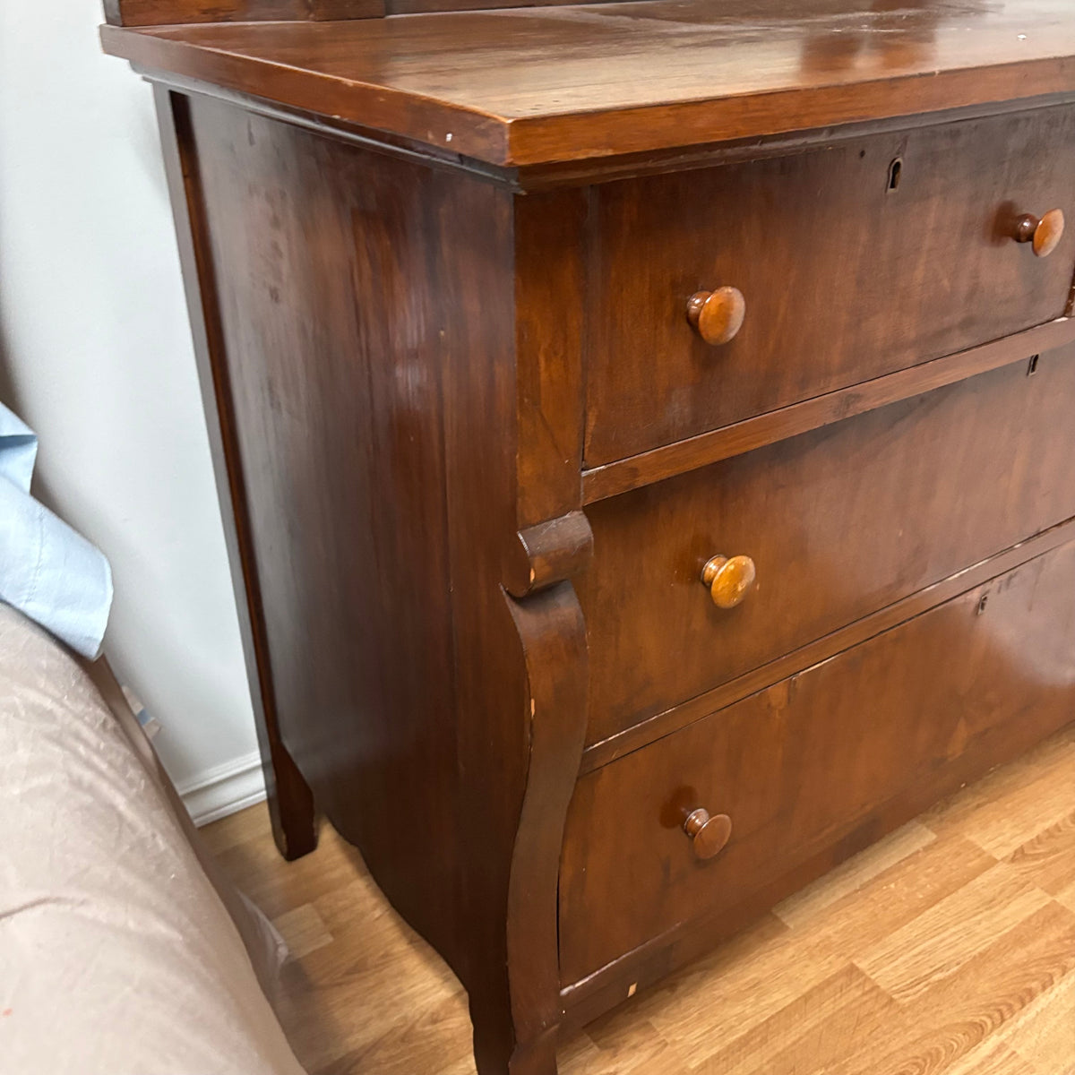 F180 Solid wood antique 4 Drawer dresser with mirror (some dings/separation along edges of drawer)