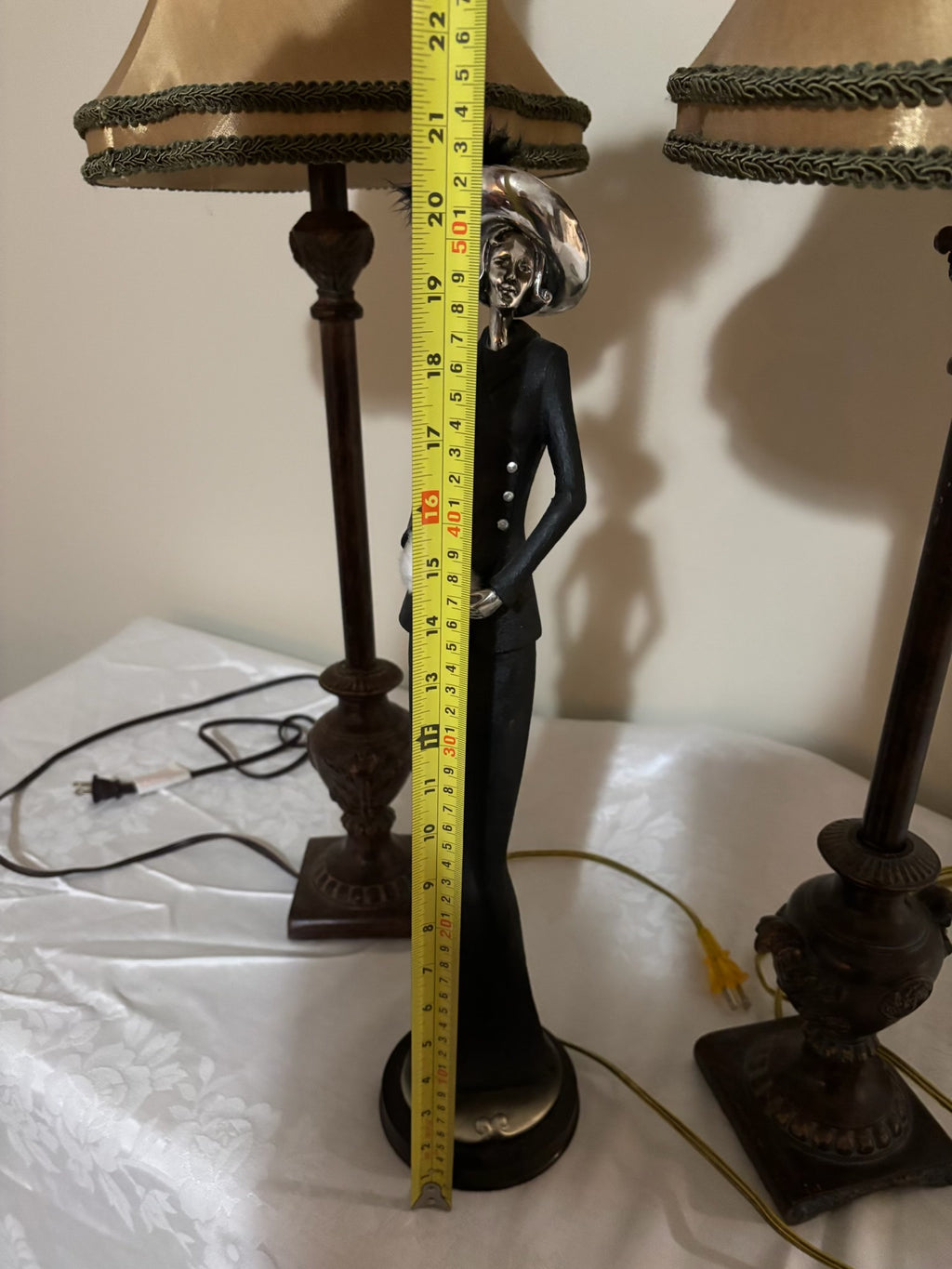 Y209 2 table lamps with a tall figurine