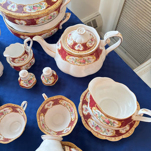 127 PIECE ROYAL ALBERT LADY HAMILTON CHINA GROUPING (IN EXCELLENT CONDITION) - P105