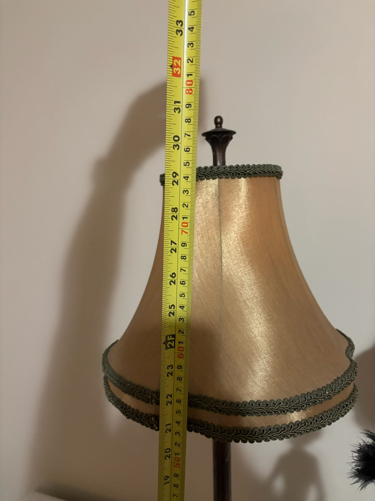 Y209 2 table lamps with a tall figurine