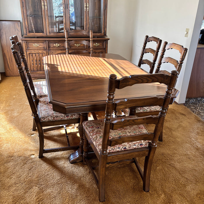 Vintage Solid Wood Knechtel Quality Furniture Dining Table with 6 Chairs and 2 Leaves - I114