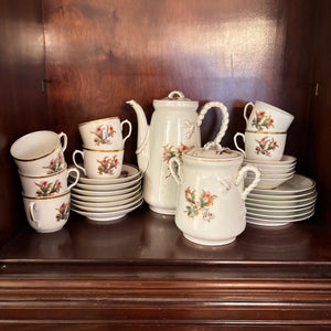 30 PIECE VINTAGE LIMOGES HAVILAND COFFEE SET (SOME SMALL CHIPS ON EDGES OF PLATES) - P111