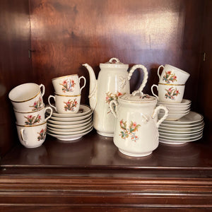 30 PIECE VINTAGE LIMOGES HAVILAND COFFEE SET (SOME SMALL CHIPS ON EDGES OF PLATES) - P111