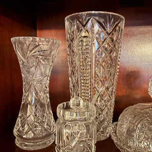 CRYSTAL AND CUT GLASS GROUPING - P112