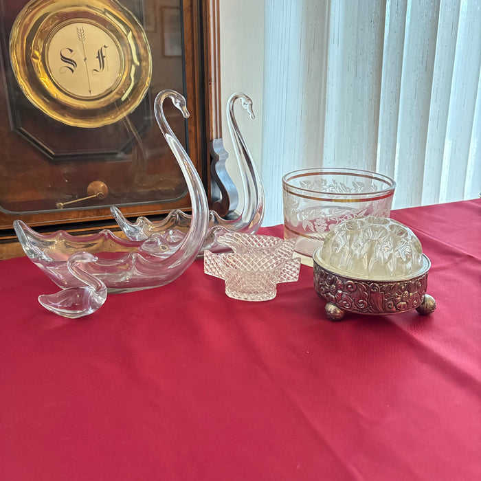 VINTAGE GLASS GROUPING (GLASS SWANS AND MORE) - P114