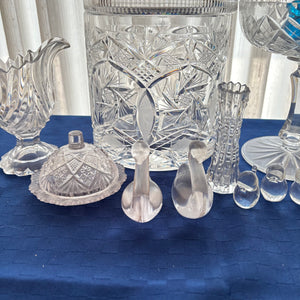 VINTAGE CRYSTAL AND GLASS GROUPING (BLUE BIRDS AND MORE) - P117