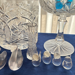 VINTAGE CRYSTAL AND GLASS GROUPING (BLUE BIRDS AND MORE) - P117