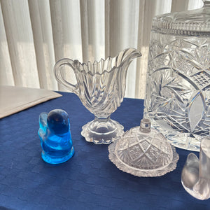 VINTAGE CRYSTAL AND GLASS GROUPING (BLUE BIRDS AND MORE) - P117