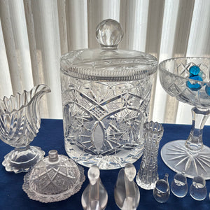 VINTAGE CRYSTAL AND GLASS GROUPING (BLUE BIRDS AND MORE) - P117