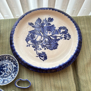 VINTAGE BLUE AND WHITE PORCELAIN GROUPING - P121
