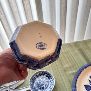 VINTAGE BLUE AND WHITE PORCELAIN GROUPING - P121