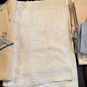 VINTAGE LINENS GROUPING - P128
