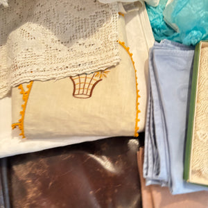 VINTAGE LINENS GROUPING - P128