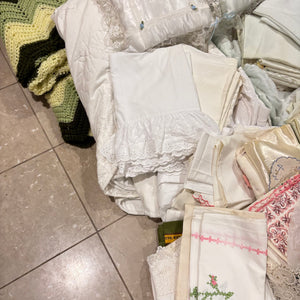 VINTAGE LINENS GROUPING (BLANKETS AND MORE) - P130