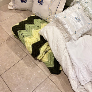 VINTAGE LINENS GROUPING (BLANKETS AND MORE) - P130