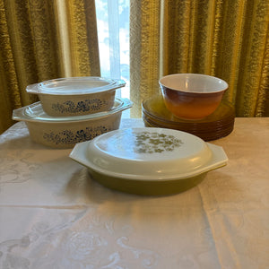 Vintage Pyrex and Heavy Amber Glass Plates - R522