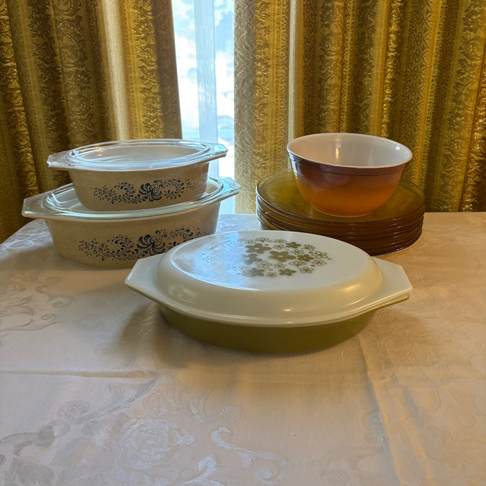 Vintage Pyrex and Heavy Amber Glass Plates - R522