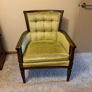 Vintage armchair with solid wood frame and green velvety fabric - L518