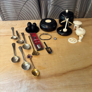 Vintage grouping (collector spoons and more) - L553