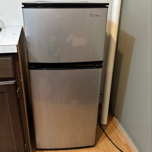 Magic Chef mini fridge with freezer - O455