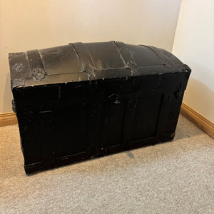 Vintage travel chest- O460