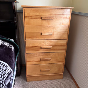 Pine five drawer dresser - O502